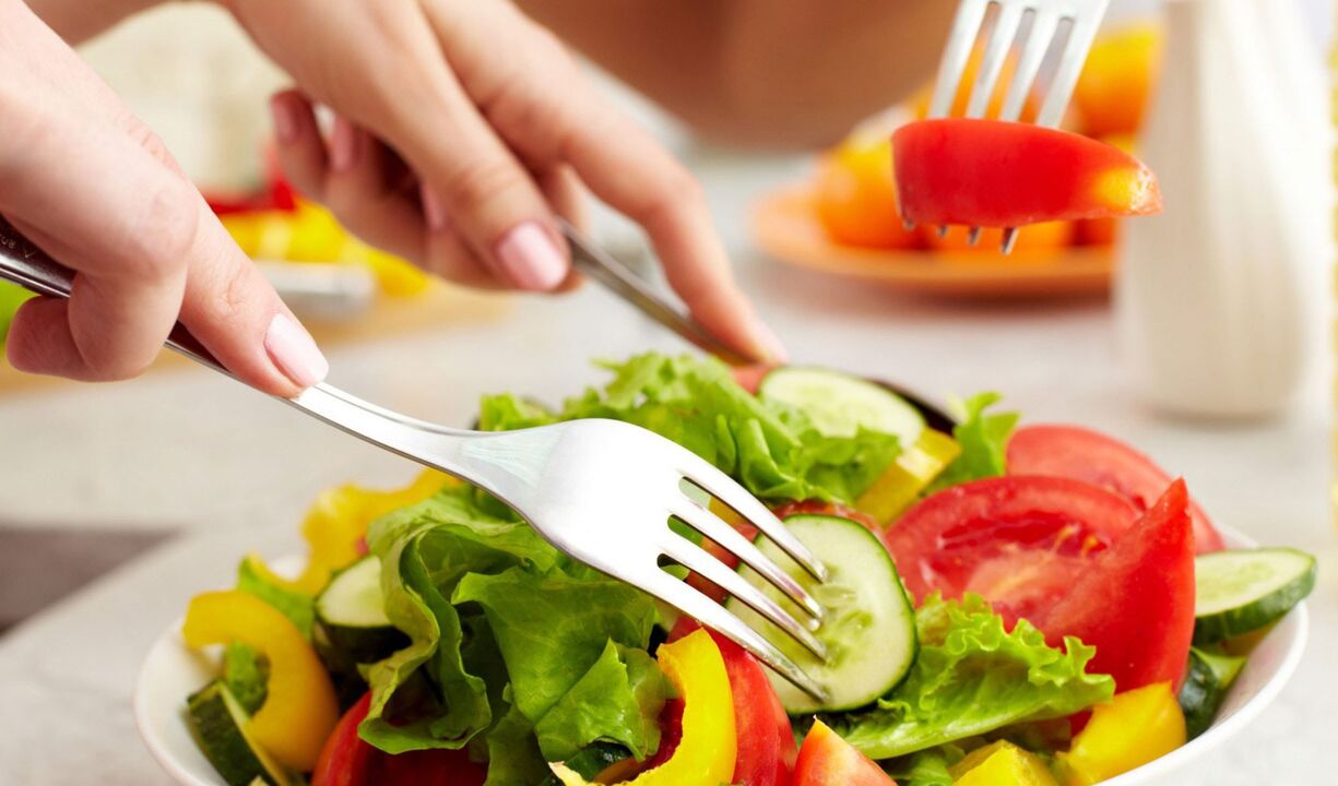 ensalada de verduras durante la eliminación de parásitos